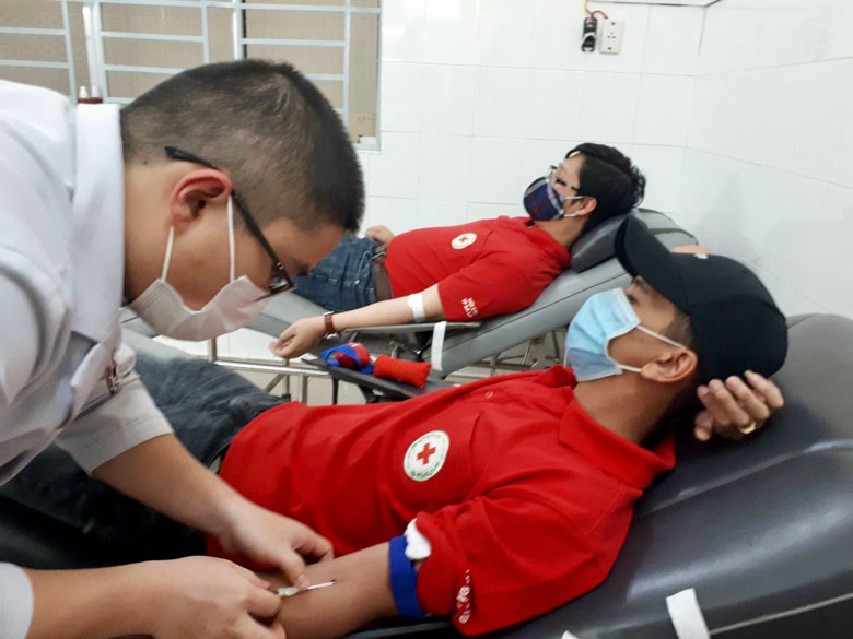 Các bạn tình nguyện hiến máu đột xuất cứu bệnh nhân tại Bệnh viện Đa khoa Lâm Đồng 