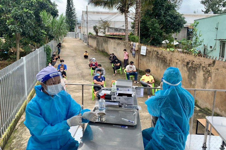 CDC Lâm Đồng tổ chức xe lưu động tiêm vắc xin phòng Covid-19 tại Đức Trọng