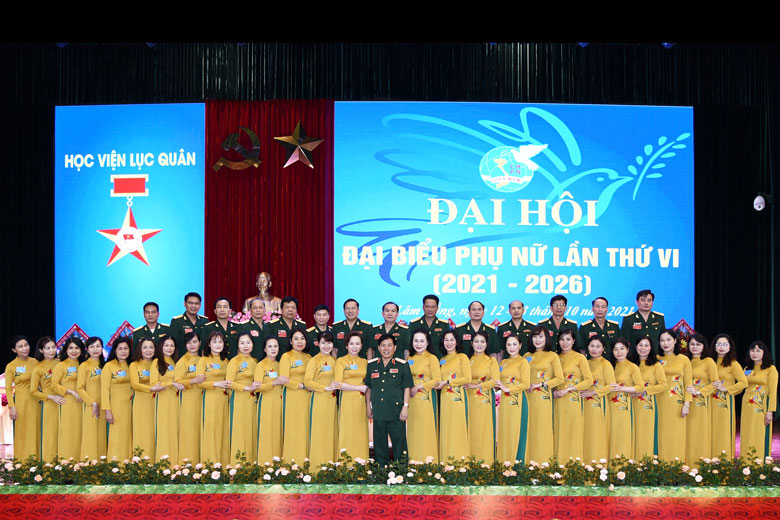Các đại biểu tham dự Đại hội chụp hình lưu niệm với Ban Giám đốc Học viện Lục quân