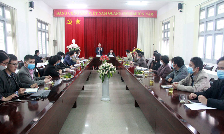 Chủ tịch UBND huyện Lạc Dương Sử Thanh Hoài và Hiệu trưởng Trường Đại học Đà Lạt Lê Minh Chiến chủ trì hội thảo