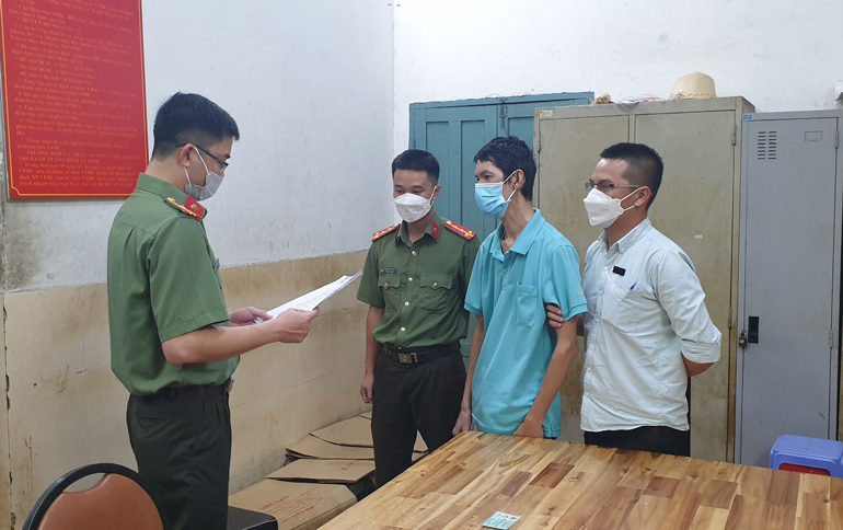 Cơ quan An ninh điều tra Công an Lâm Đồng đọc quyết định khởi tố bị can, lệnh bắt tạm giam Nguyễn Đoàn Quang Viên (đứng giữa)