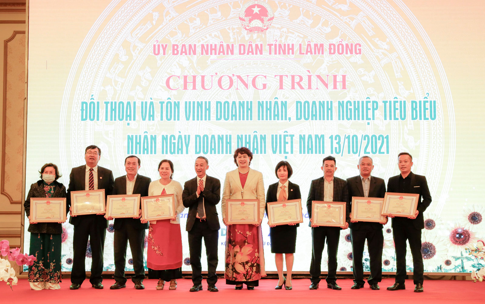 Chị Huệ (giữa) cùng các doanh nhân tiêu biểu nhận Bằng khen của Chủ tịch UBND tỉnh Lâm Đồng nhân ngày Doanh nhân Việt Nam