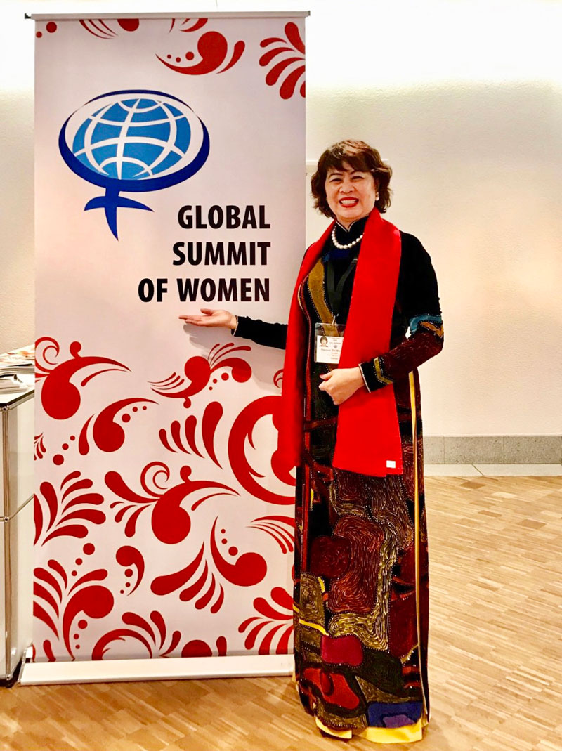 Chị Huệ trong một lần tham dự Hội nghị Thượng đỉnh Phụ nữ toàn cầu