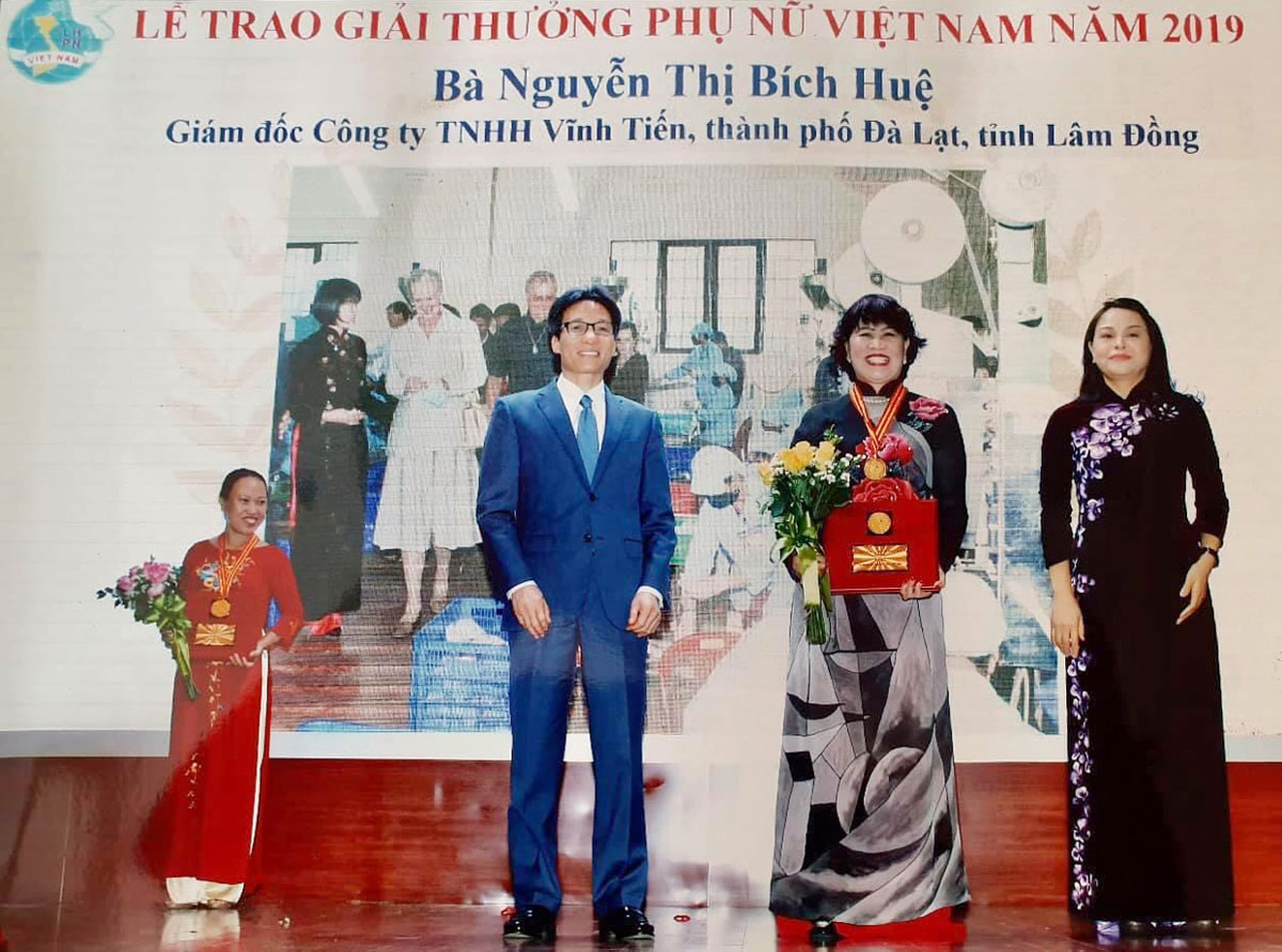 hị Huệ được Phó Thủ tướng Vũ Đức Đam trao chứng nhận Giải thưởng Phụ nữ Việt Nam năm 2019