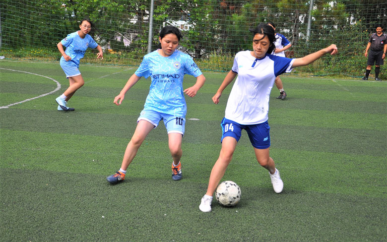 Tranh tài tại một giải bóng đá nữ khối các trường trung học phổ thông tại Đà Lạt trong năm 2020