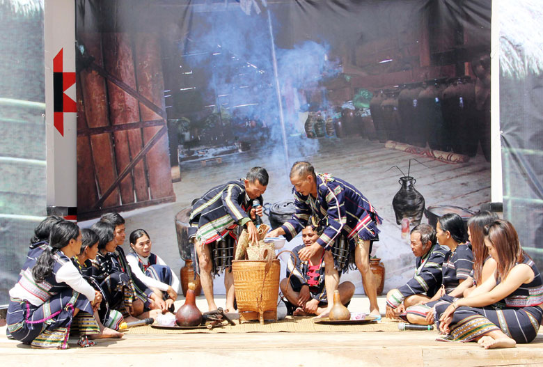 Già làng, nhân tố quan trọng trong việc trao truyền vốn văn hóa truyền thống 