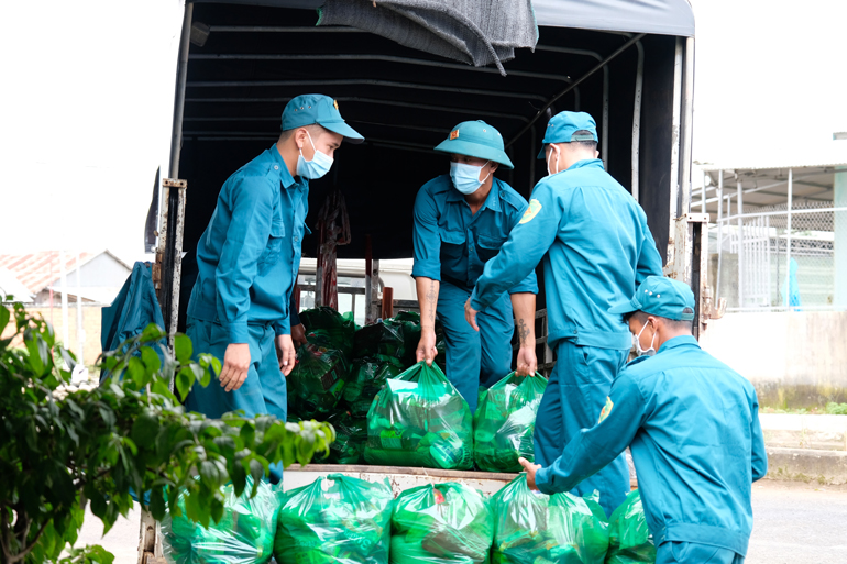 Các lực lượng chức năng xã Phú Hội tiến hành cấp phát lương thực, nhu yếu phẩm cho người dân thôn P'ré