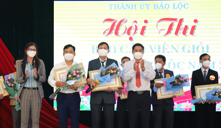 Ban tổ chức trao giải nhì cho 2 thí sinh Hoàng Bảo Nguyên – Bí thư Đảng ủy Phường 2 và Nguyễn Nhị Đoài – Bí thư Đảng ủy phường Lộc Sơn