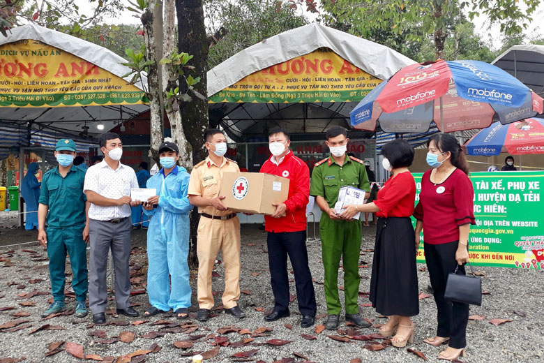 Hội CTĐ tỉnh trao phương tiện phòng, chống dịch và ủng hộ tiền mặt cho chốt kiểm soát dịch tại huyện Đạ Tẻh