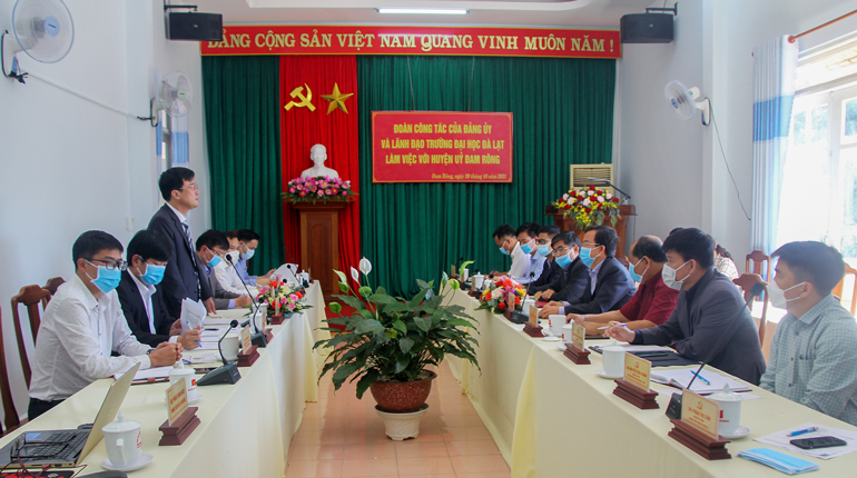 Hiệu trưởng, TS. Lê Minh Chiến cam kết giúp đỡ trách nhiệm và thực sự có hiệu quả huyện Đam Rông phát triển kinh tế - xã hội  