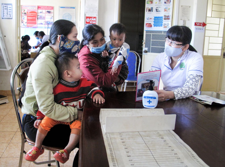 Cán bộ y tế tư vấn về chăm sóc sức khỏe cho các bà mẹ trẻ tại Trạm Y tế Đinh Lạc (Di Linh)