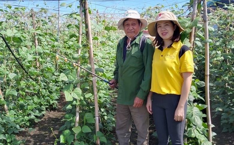 Chị Ma Thị Bích Hằng đồng hành cùng nông dân trong quá trình thực hiện dự án khởi nghiệp của mình