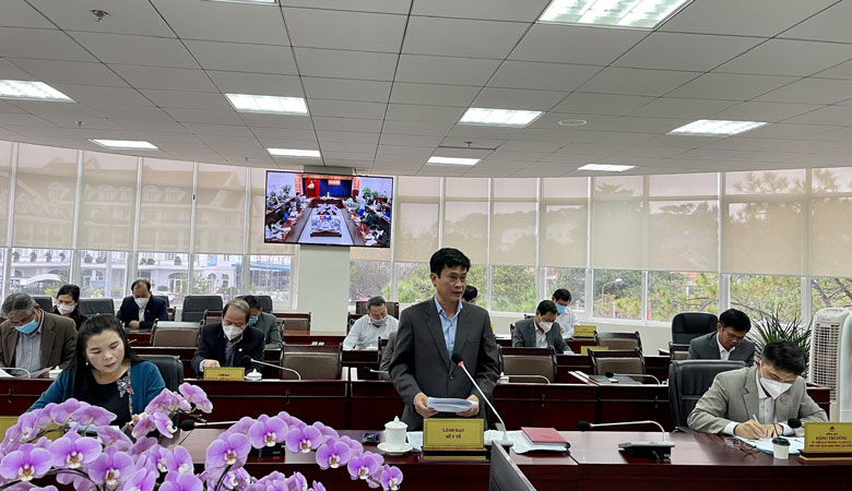 Giám đốc Sở Y tế Lâm Đồng Nguyễn Đức Thuận báo cáo tình hình ca bệnh tăng cao và một số giải pháp mới