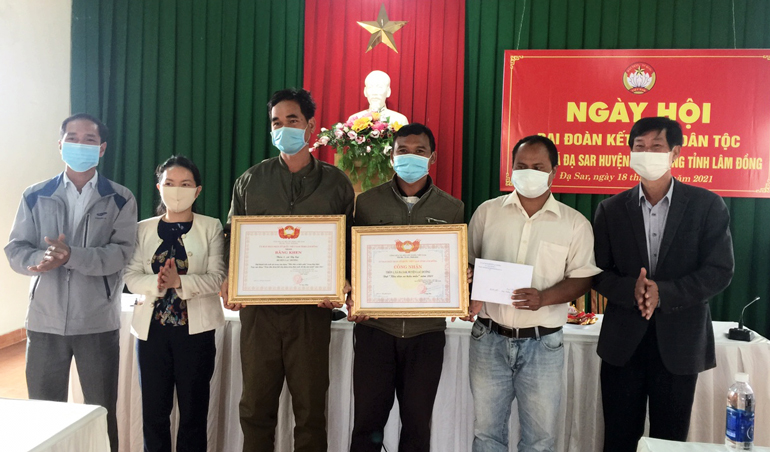 Đại diện Ủy ban MTTQ Việt Nam tỉnh và Ủy ban MTTQ Việt Nam huyện Lạc Dương trao bằng công nhận khu dân cư kiểu mẫu, bằng khen và số tiền 3 triệu đồng cho cán bộ và Nhân dân Thôn 1