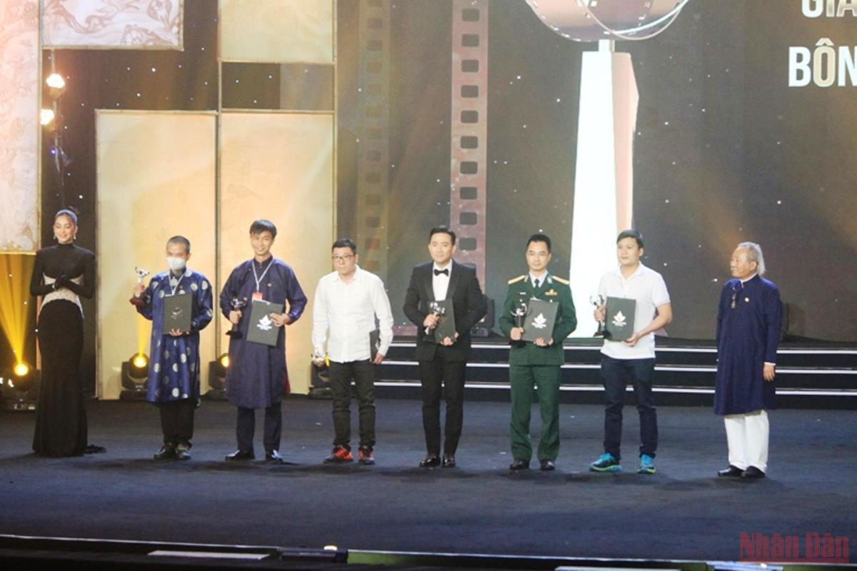  Ban Tổ chức trao giải Bông sen Bạc ở các loại phim.