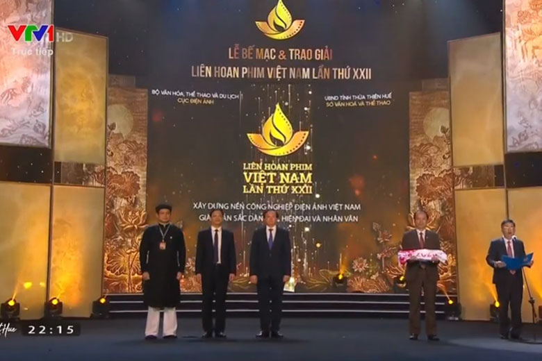 Trao cờ đăng cai Liên hoan phim Việt Nam lần thứ 23 cho Lâm Đồng. Ảnh: Cắt từ VTV