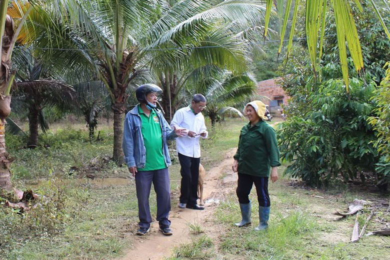 Đồng chí Nguyễn Hồng Sơn (bên trái) - Phó Chủ tịch Hội Nông dân huyện Cát Tiên thăm mô hình trồng dừa của gia đình chị Hà