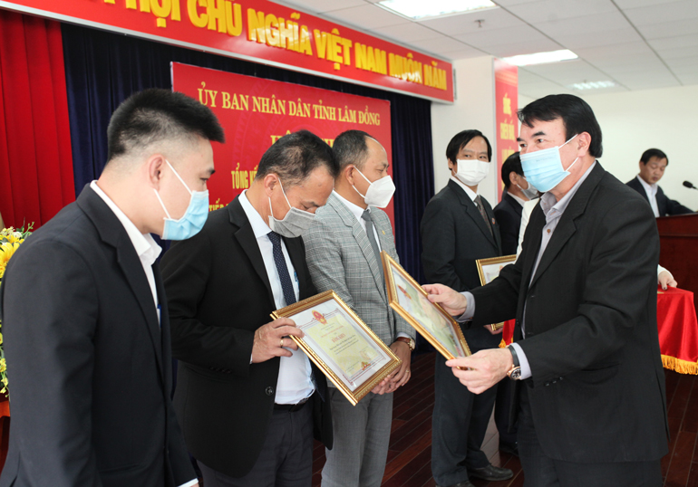 Phó Chủ tịch UBND tỉnh Lâm Đồng Phạm S trao bằng khen của Chủ tịch UBND tỉnh cho các tập thể có thành tích xuất sắc, tiêu biểu trong thực hiện Nghị quyết số 13-NQ/TW