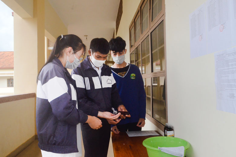 Học sinh Trường THPT Lang Biang rửa tay sát khuẩn trước khi vào lớp
