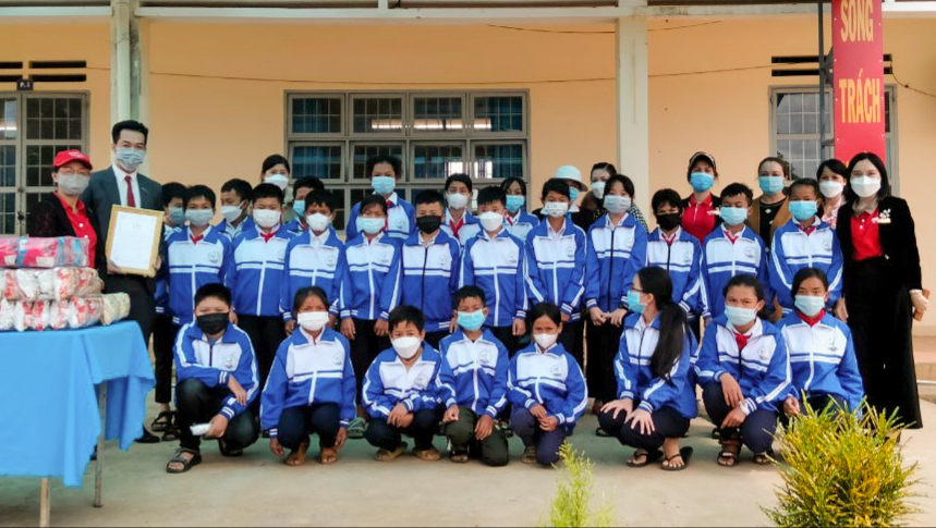 Trao áo ấm đồng phục cho các em học sinh có hoàn cảnh khó khăn của Trường tiểu học Tà Hine (xã Tà Hine, huyện Đức Trọng)