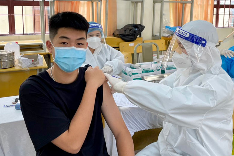 Tiêm vắc xin phòng Covid-19 cho học sinh Trường THPT Chuyên Thăng Long (TP Đà Lạt)