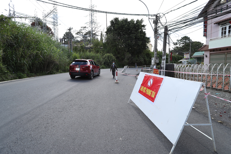 Khu vực bị ảnh hưởng bởi vụ sạt lở taluy ngày 12/11 tại đường Khe Sanh, đoạn đầu đèo Mimosa. Ảnh: Chính Thành