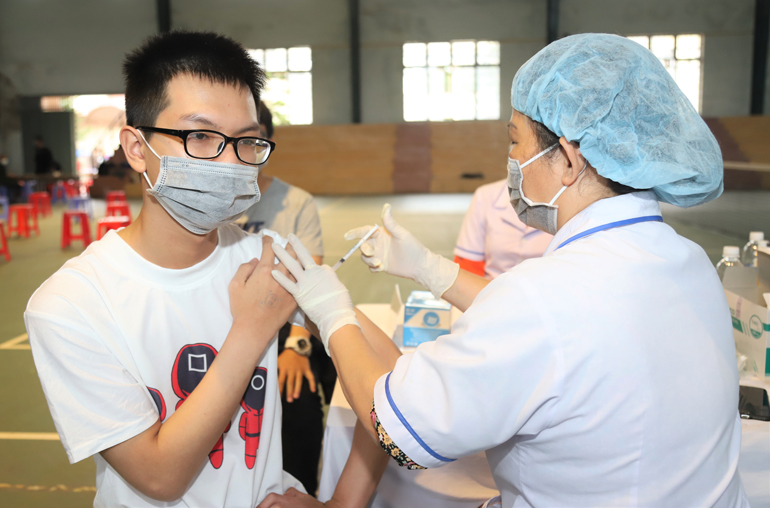 Tiêm vắc xin phòng Covid-19 cho học sinh Trường THPT Nguyễn Du (TP Bảo Lộc)