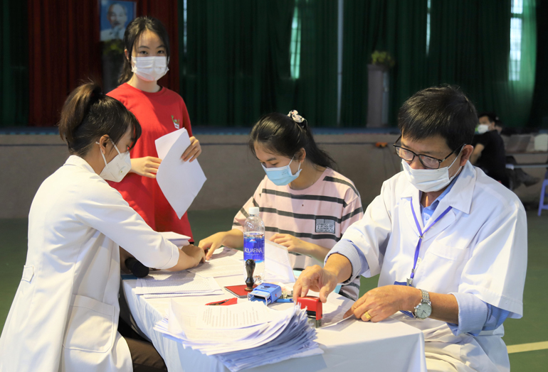 Cấp giấy chứng nhận tiêm vắc xin phòng Covid-19 cho học sinh THPT trên địa bàn TP Bảo Lộc