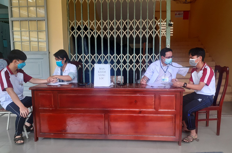 Trung tâm Y tế huyện Cát Tiên tổ chức tiêm phòng vắc xin cho học sinh Trường THPT Gia Viễn