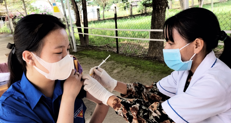 Tiêm vắc xin phòng Covid-19 cho học sinh trường THPT Lâm Hà đến điểm 