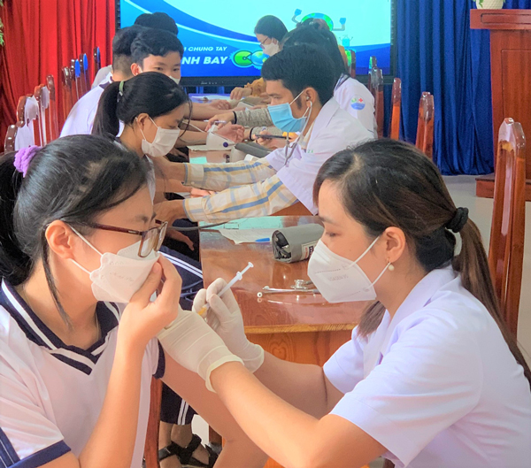 Tiêm vắc xin phòng Covid-19 cho học sinh Trường TPHT Đạ Huoai (huyện Đạ Huoai)