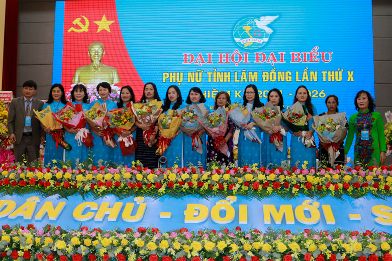 Tặng hoa chúc mừng Đoàn đại biểu đi dự Đại hội Đại biểu Phụ nữ toàn quốc lần thứ XIII
