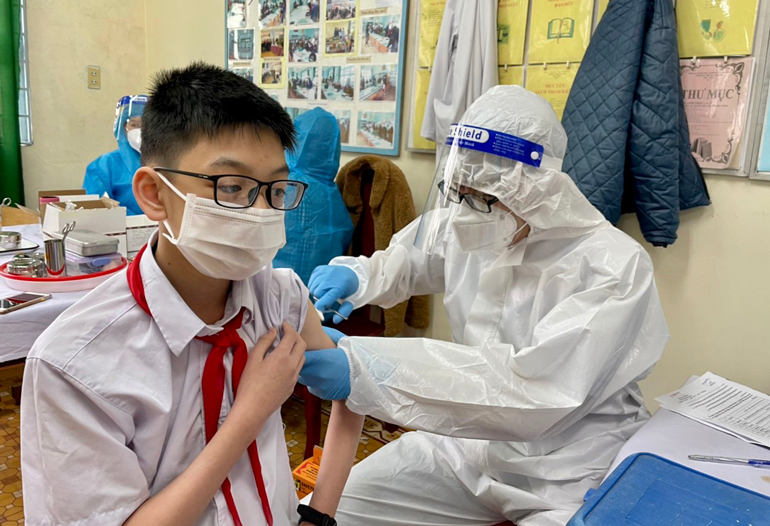 Tổ chức tiêm vắc xin phòng Covid-19 cho học sinh 12 tuổi đến dưới 16 tuổi tại Trường THCS Lam Sơn (TP Đà Lạt)