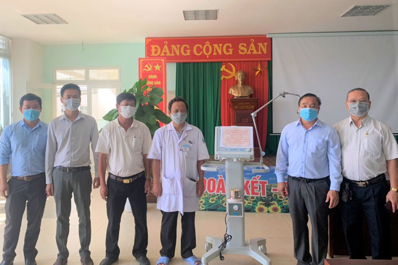 Trao tặng máy thở xâm lấn trị giá 500 triệu đồng cho Bệnh viện II Lâm Đồng
