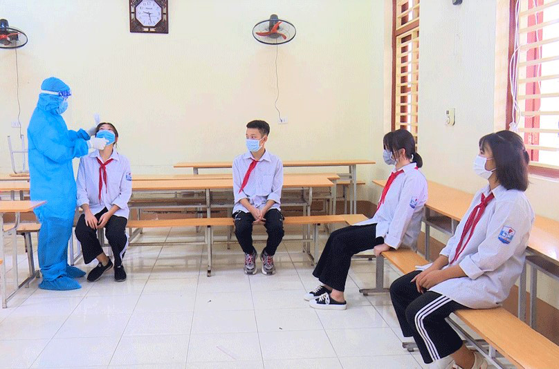 Lực lượng y tế lấy mẫu xét nghiệm nhanh cho học sinh trên địa bàn xã Lộc An