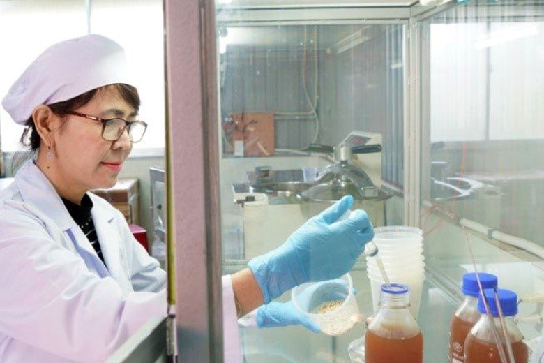 Chủ nhân Nguyễn Thị Phước Lộc trong phòng sản xuất các dòng sản phẩm đông trùng hạ thảo Đà Lạt trên giá thể tổ yến, hiện đang đề nghị xếp hạng OCOP 4 sao cấp tỉnh Lâm Đồng