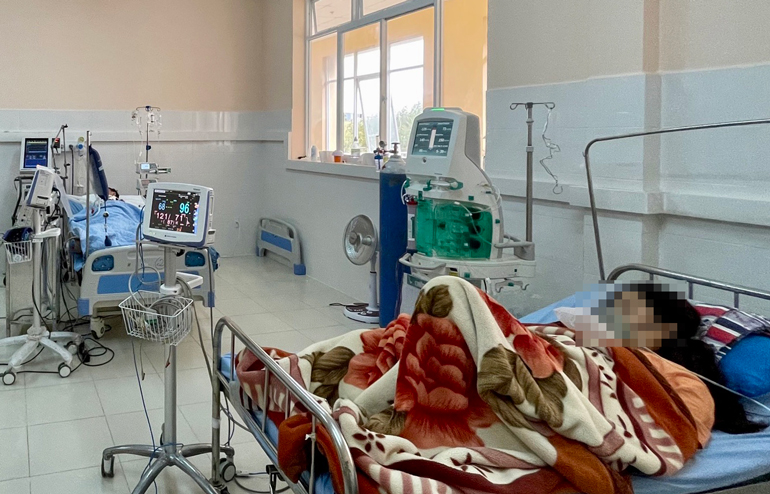 Các bệnh nhân Covid-19 nặng và nguy kịch đang điều trị tại khu hồi sức tích cực Bệnh viện Nhi Lâm Đồng