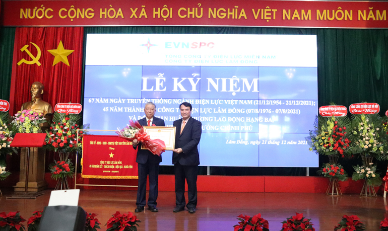 Đồng chí Phạm S - Phó Chủ tịch UBND tỉnh Lâm Đồng trao Huân chương Lao động hạng III (lần 2) cho ông Thái Đắc Toàn – Giám đốc Công ty Điện lực Lâm Đồng