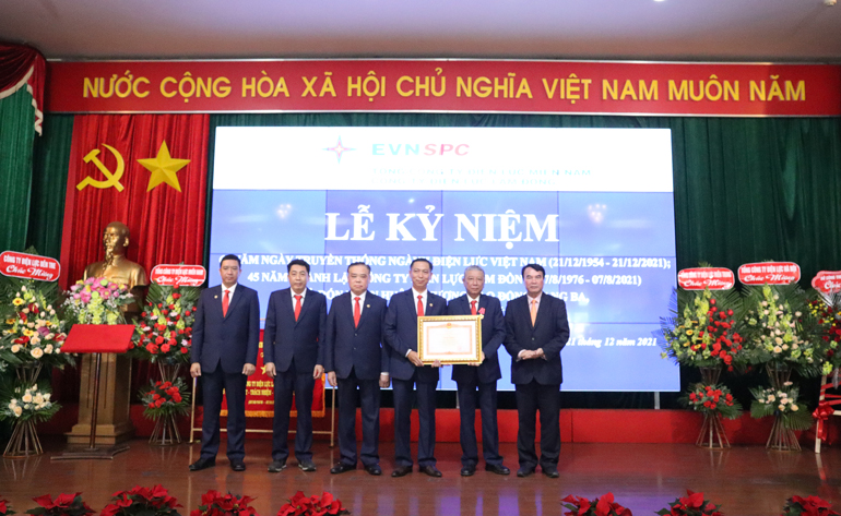 Đồng chí Phạm S - Phó Chủ tịch UBND tỉnh Lâm Đồng trao Bằng khen của Thủ tướng Chính phủ cho tập thể Công ty Điện lực Lâm Đồng