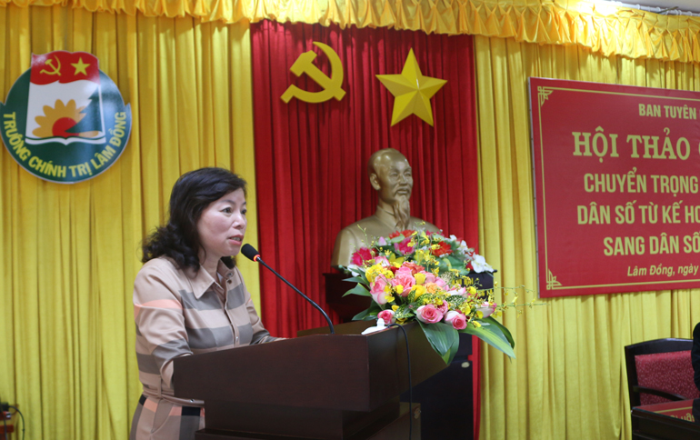 Đồng chí Nguyễn Thị Mỵ - Phó trưởng Ban Tuyên giáo Tỉnh ủy phát biểu đề dẫn hội thảo