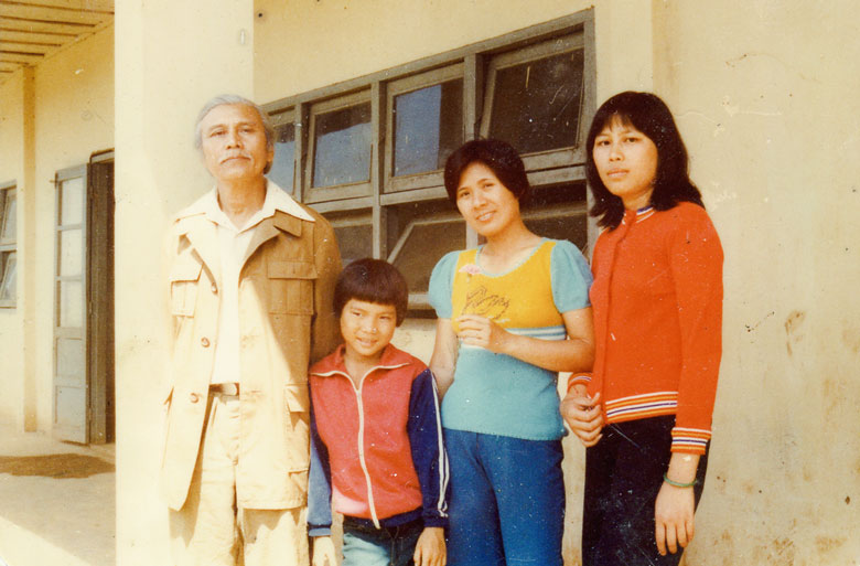 Nhà thơ Quang Dũng (bìa trái) và con gái Bùi Phương Hạ (bìa phải). Ảnh chụp tại Trường Mẫu giáo Hoa Hồng (Vùng Kinh tế mới Hà Nội tại Lâm Đồng) năm 1983.