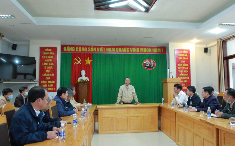 Chủ tịch UBND tỉnh Lâm Đồng Trần Văn Hiệp trao đổi với lãnh đạo Vườn Quốc gia Bidoup - Núi Bà và lãnh đạo huyện Lạc Dương, cùng các sở ngành