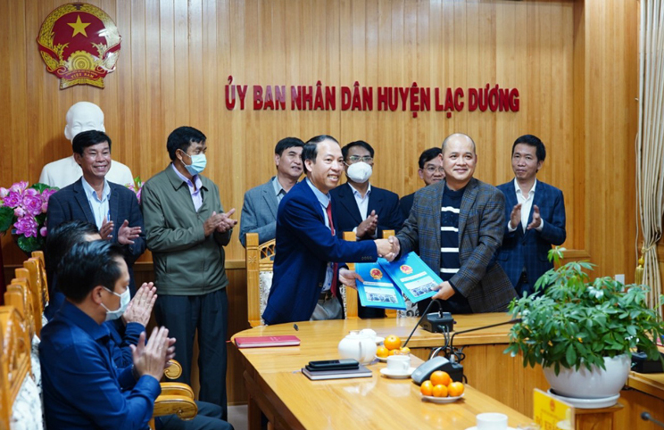 Chủ tịch UBND huyện Lạc Dương Sử Thanh Hoài và đại diện Công ty Cổ phần Ylang Holdings ký kết thỏa ước tài trợ