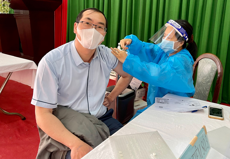 Tiêm vắc xin phòng Covid-19 đợt 30 tại Bệnh viện Đa khoa Lâm Đồng