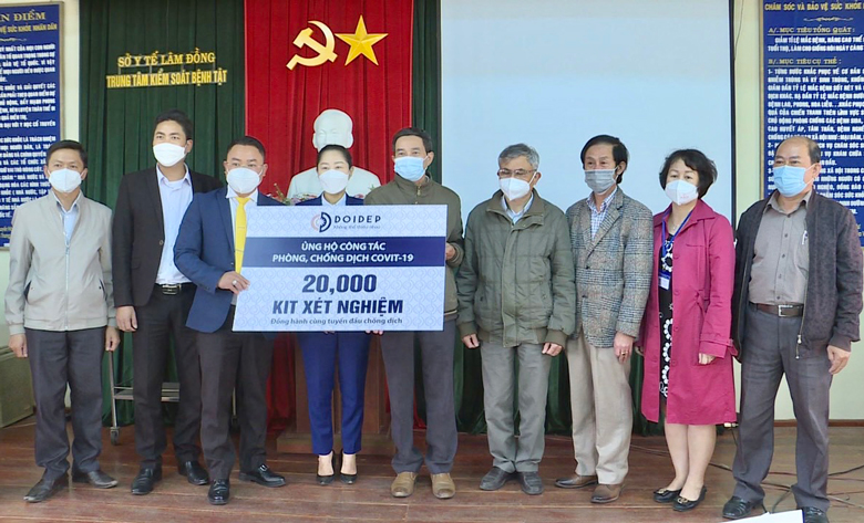 Trung tâm Kiểm soát Bệnh tật tỉnh Lâm Đồng tiếp nhận 20.000 kít xét nghiệm SARS-CoV-2 từ Tập đoàn Đôi Dép trao tặng