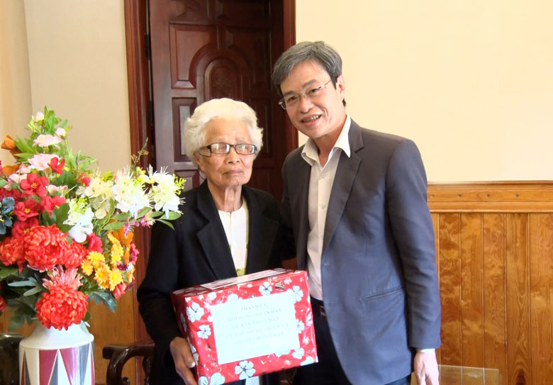 Lãnh đạo TP Đà Lạt tặng quà tết các cụ 100 tuổi và gia đình chính sách