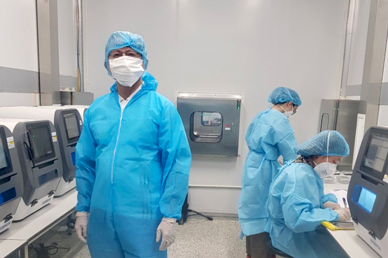 GS-TSKH-BS Dương Quý Sỹ phụ trách an toàn sinh học của Trung tâm xét nghiệm RT-PCR SARS-CoV-2 tại TP Dĩ An - Bình Dương (tháng 7/2021).