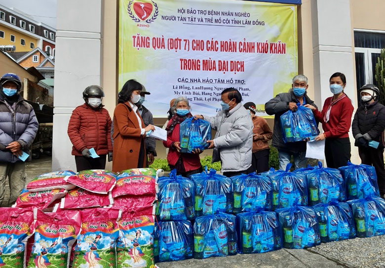 Hội Bảo trợ Bệnh nhân nghèo –Người tàn tật và Trẻ mồ côi Lâm Đồng tiếp tục trao 125 suất quà cho các hoàn cảnh khó khăn bị ảnh hưởng dịch Covid-19
