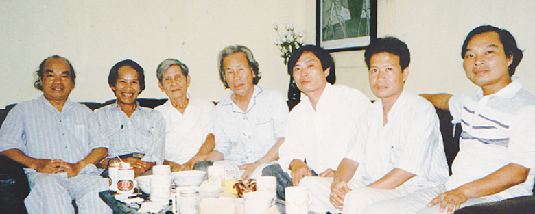 Nhà thơ Trinh Đường (thứ ba từ trái sang) với văn nghệ sĩ Lâm Đồng tham gia sáng tác tại Nhà sáng tác Đại Lải (Vĩnh Phúc) tháng 5/1996.