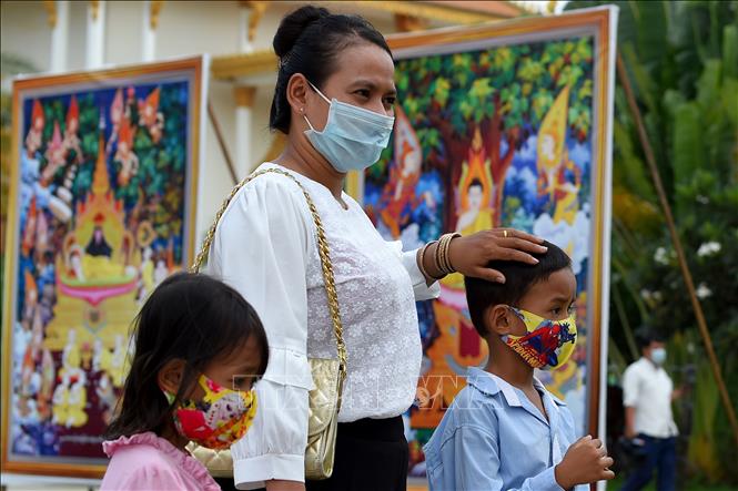 Người dân đeo khẩu trang phòng lây nhiễm COVID-19 tại Phnom Penh, Campuchia.